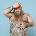 Tatoveret mand tager sig til hovedet