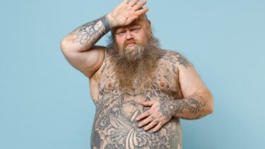 Tatoveret mand tager sig til hovedet