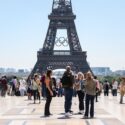 Turister foran Eiffeltårnet i Paris inden OL 2024
