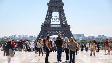 Turister foran Eiffeltårnet i Paris inden OL 2024
