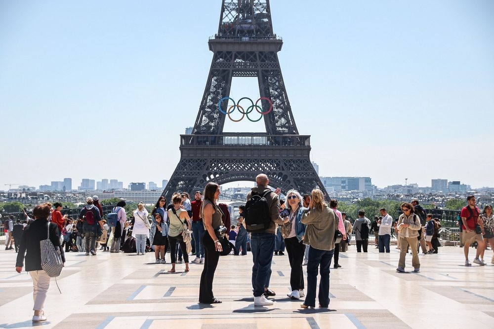 Turister foran Eiffeltårnet i Paris inden OL 2024