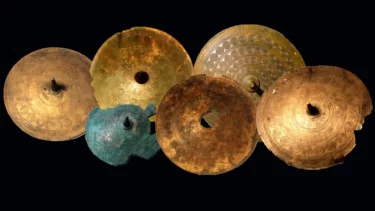 bronzesmykker ses side om side