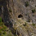 Grotte-indgang i Tibet