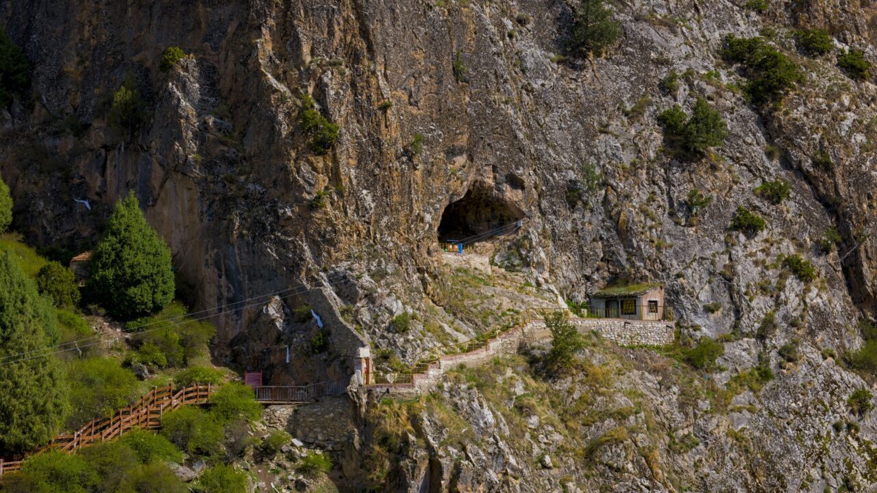 Grotte-indgang i Tibet