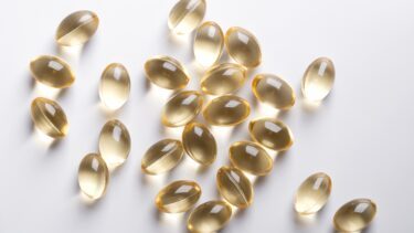 Omega-3-piller der ligger på et bord.