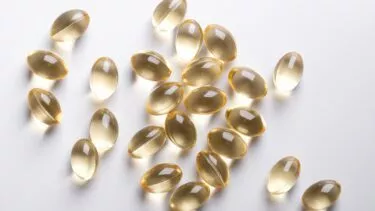 Omega-3-piller der ligger på et bord.