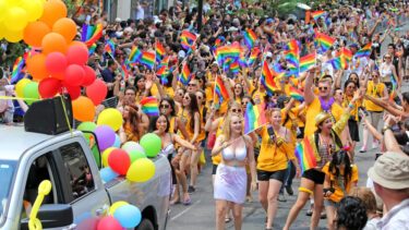 Mennesker på gaden i Toronto, Canada til Pride Week.