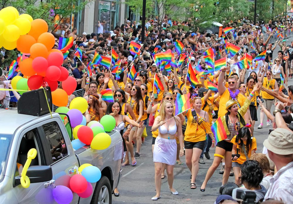 Mennesker på gaden i Toronto, Canada til Pride Week.