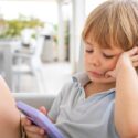 Mindre skærmtid betyder bedre humør, indikerer nyt dansk studie. (Foto: Shutterstock).