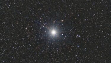 Den lysende billede Capella på den mørke stjernehimmel