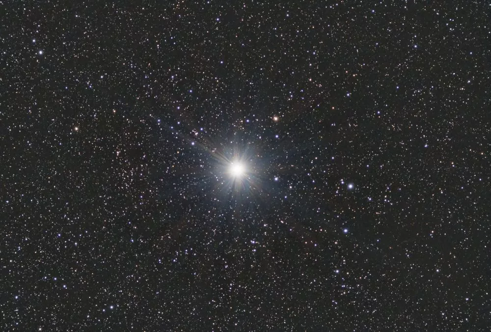 Den lysende billede Capella på den mørke stjernehimmel