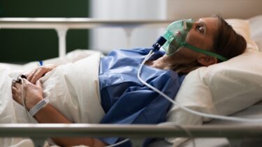 Patient i koma ligger i en hospitalsseng