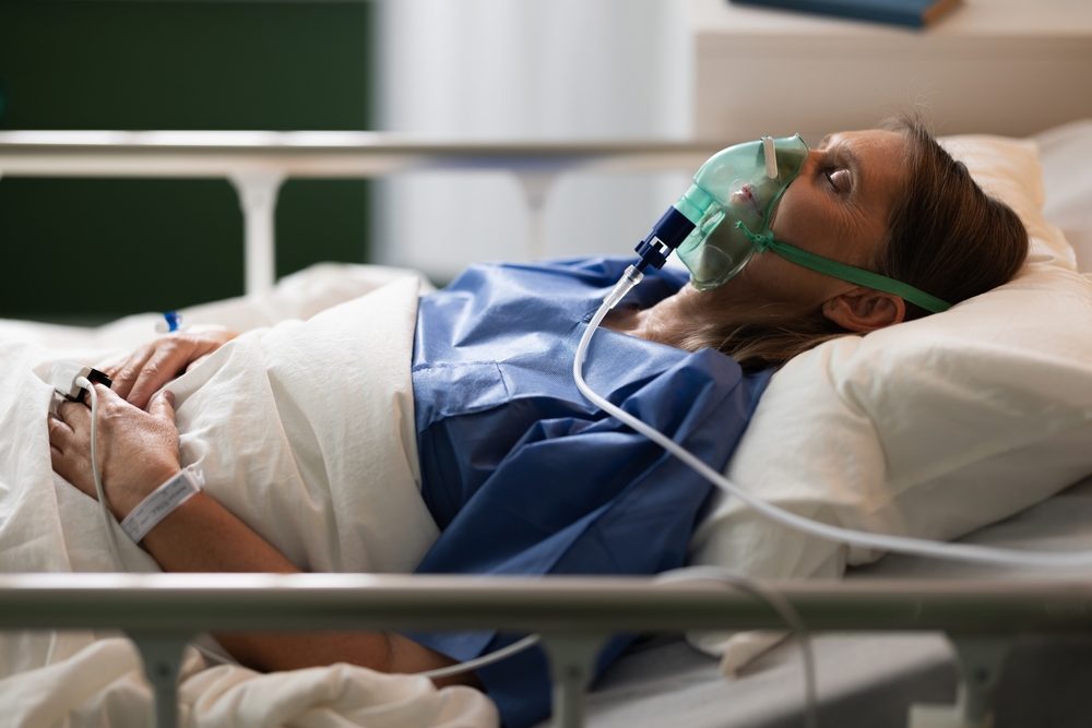 Patient i koma ligger i en hospitalsseng