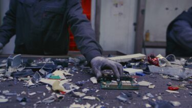 En mand sorterer elektronisk affald