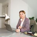 Foto af Mie Oehlenschläger på besøg hos foreningen Digitalt Ansvar
