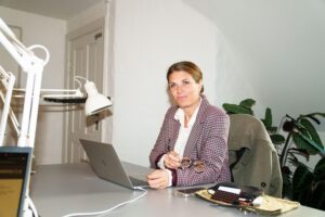 Foto af Mie Oehlenschläger på besøg hos foreningen Digitalt Ansvar