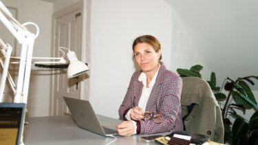Foto af Mie Oehlenschläger på besøg hos foreningen Digitalt Ansvar