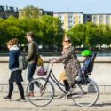 Barn bagpå mors cykel i morgentrafikken i København på Dronning Louises Bro.