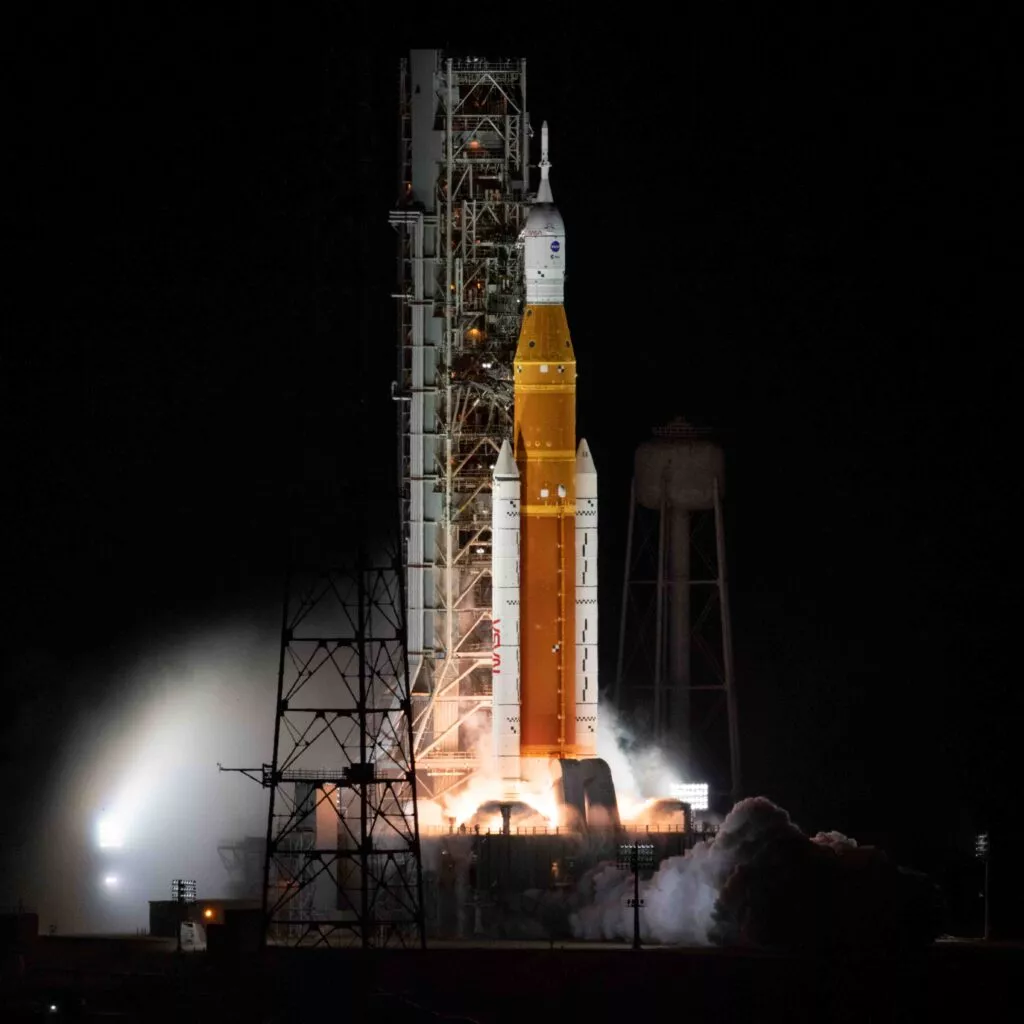 Dette billede har en tom ALT-egenskab (billedbeskrivelse). Filnavnet er artemis-i-launch-nhq202211160017-1024x1024.jpg