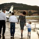 En familie går mod et privatfly