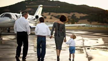 En familie går mod et privatfly