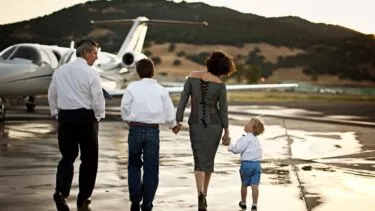En familie går mod et privatfly