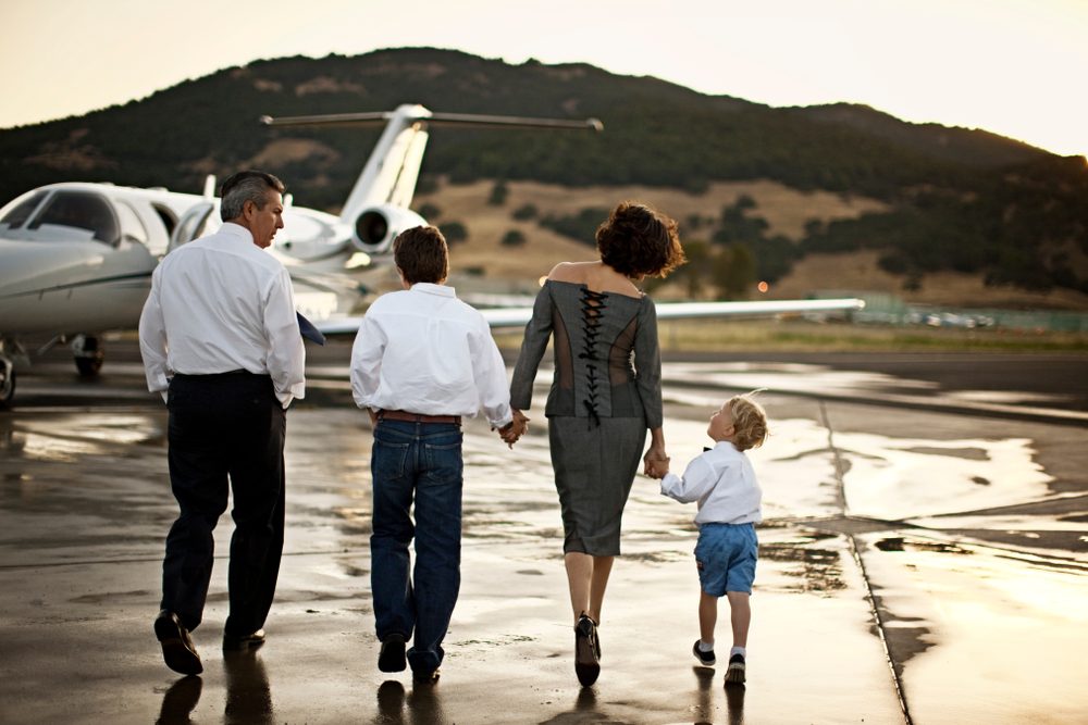 En familie går mod et privatfly