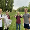 Skolelever med affaldsposer