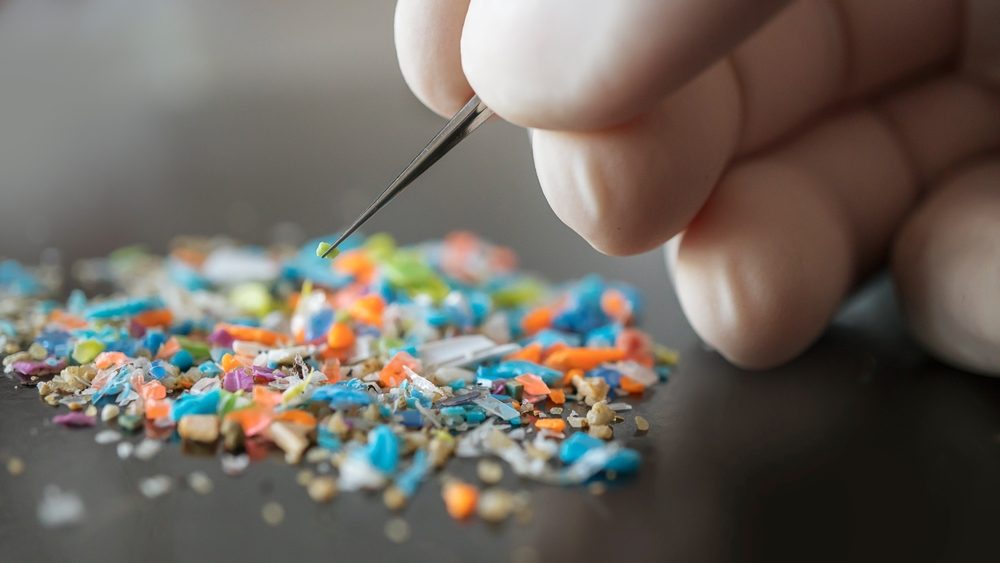 Pincet rører ved mikroplast