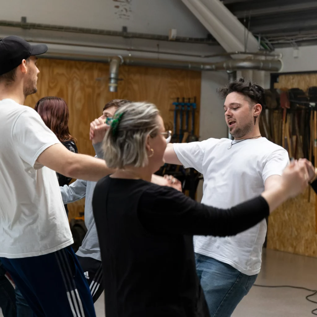 Unge mennesker står over for hinanden og danser