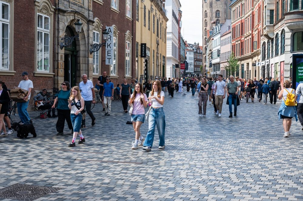 To unge teenagepiger på Strøget i København.