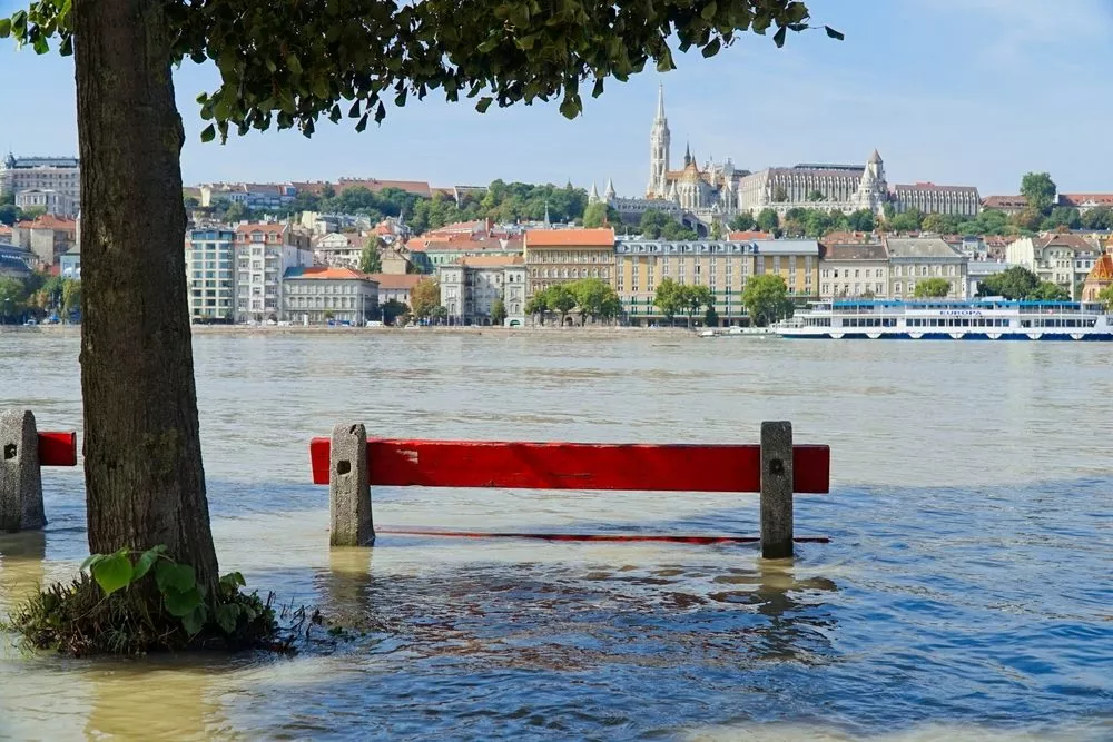 En oversvømmet bænk i Budapest