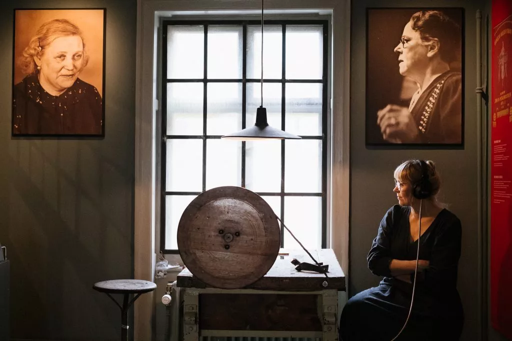 Kvinde sidder i udstilling på Arbejdermuseet