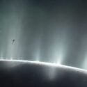 Et billede af saturns måne enceladus, hvor man kan se vand bryde igennem isen og sprøjte op