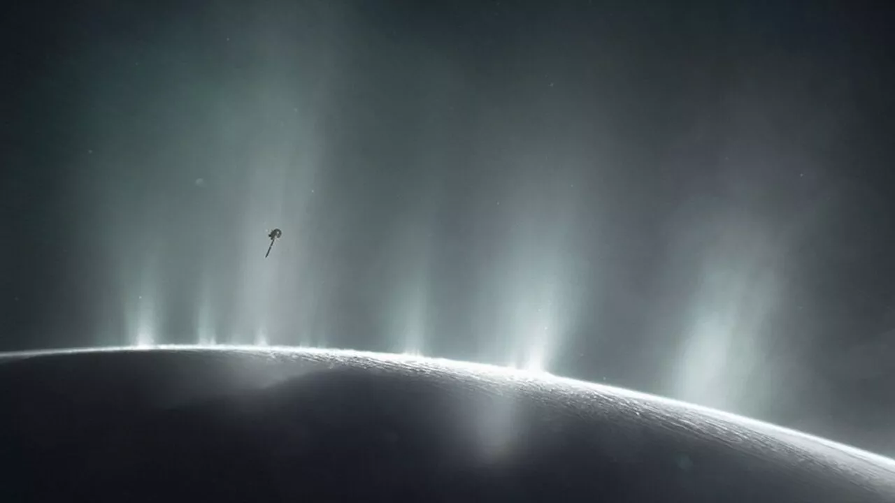 Et billede af saturns måne enceladus, hvor man kan se vand bryde igennem isen og sprøjte op