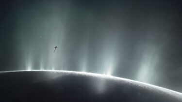 Et billede af saturns måne enceladus, hvor man kan se vand bryde igennem isen og sprøjte op