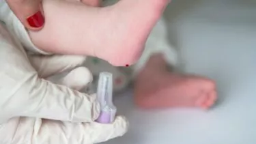 Baby får taget en hælprøve