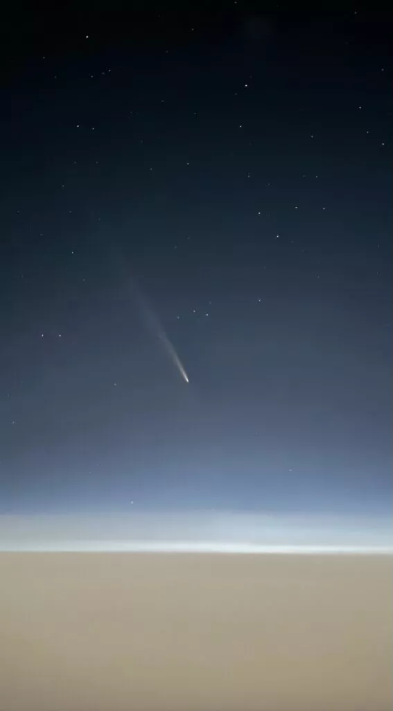 Kometen C2023 A3 (Tsuchinshan-ATLAS set fra et fly på vej til Rom