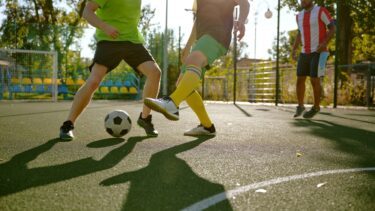 Mænd, der spiller fodbold