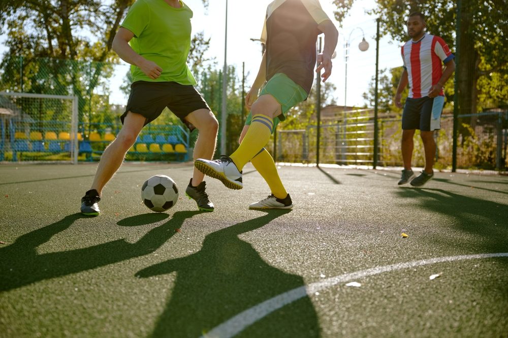 Mænd, der spiller fodbold