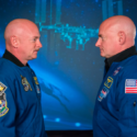 Atsronaut-tvillingebrødrene Mark og Scott Kelly i rumdragter