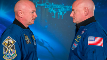 Atsronaut-tvillingebrødrene Mark og Scott Kelly i rumdragter