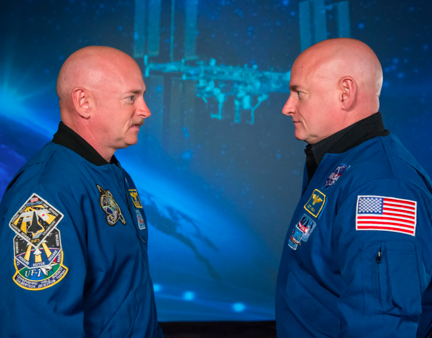 Atsronaut-tvillingebrødrene Mark og Scott Kelly i rumdragter