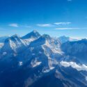 Mount Everest set fra en nærliggende bjergtinde