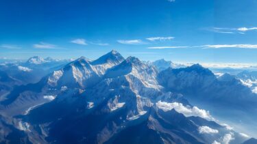Mount Everest set fra en nærliggende bjergtinde