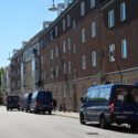 Politibiler holder udenfor bygning