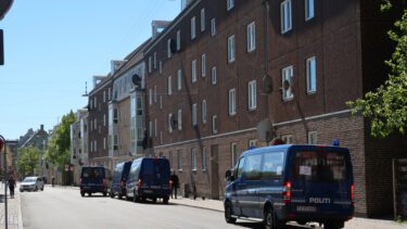 Politibiler holder udenfor bygning
