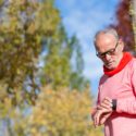 Mand kigger på sit smartwatch