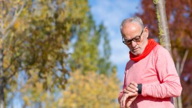 Mand kigger på sit smartwatch