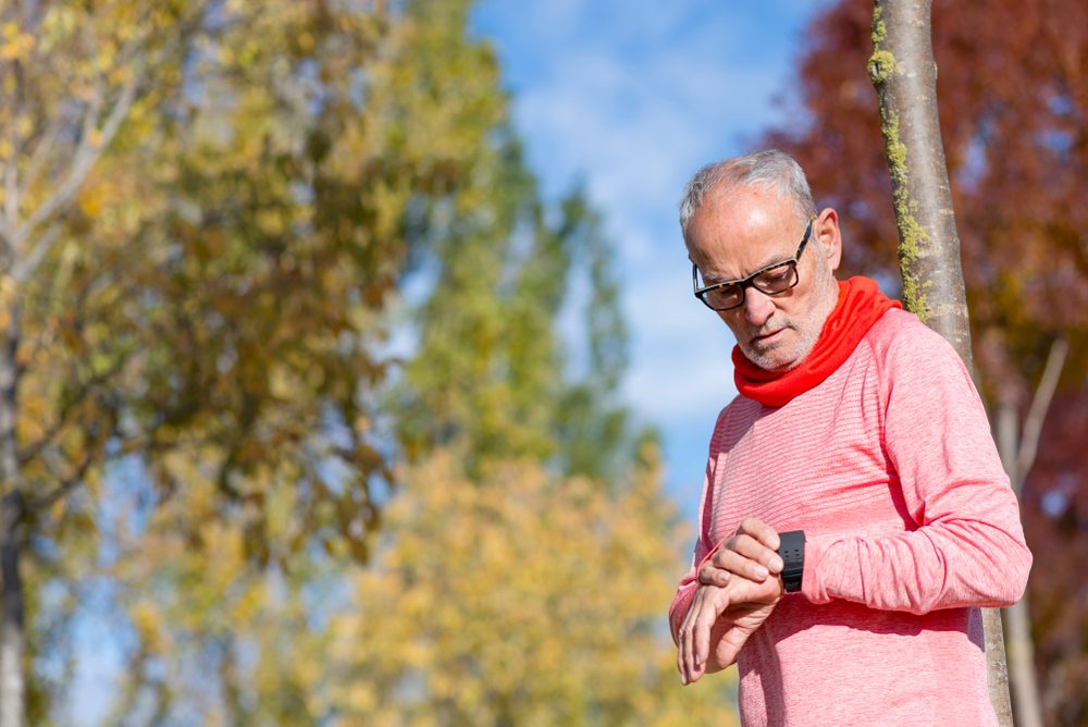 Mand kigger på sit smartwatch